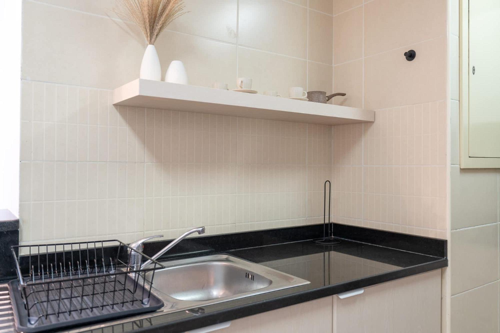 Stunning 1-bedroom Perfect For 4 In Lakeside Apartment Dubai