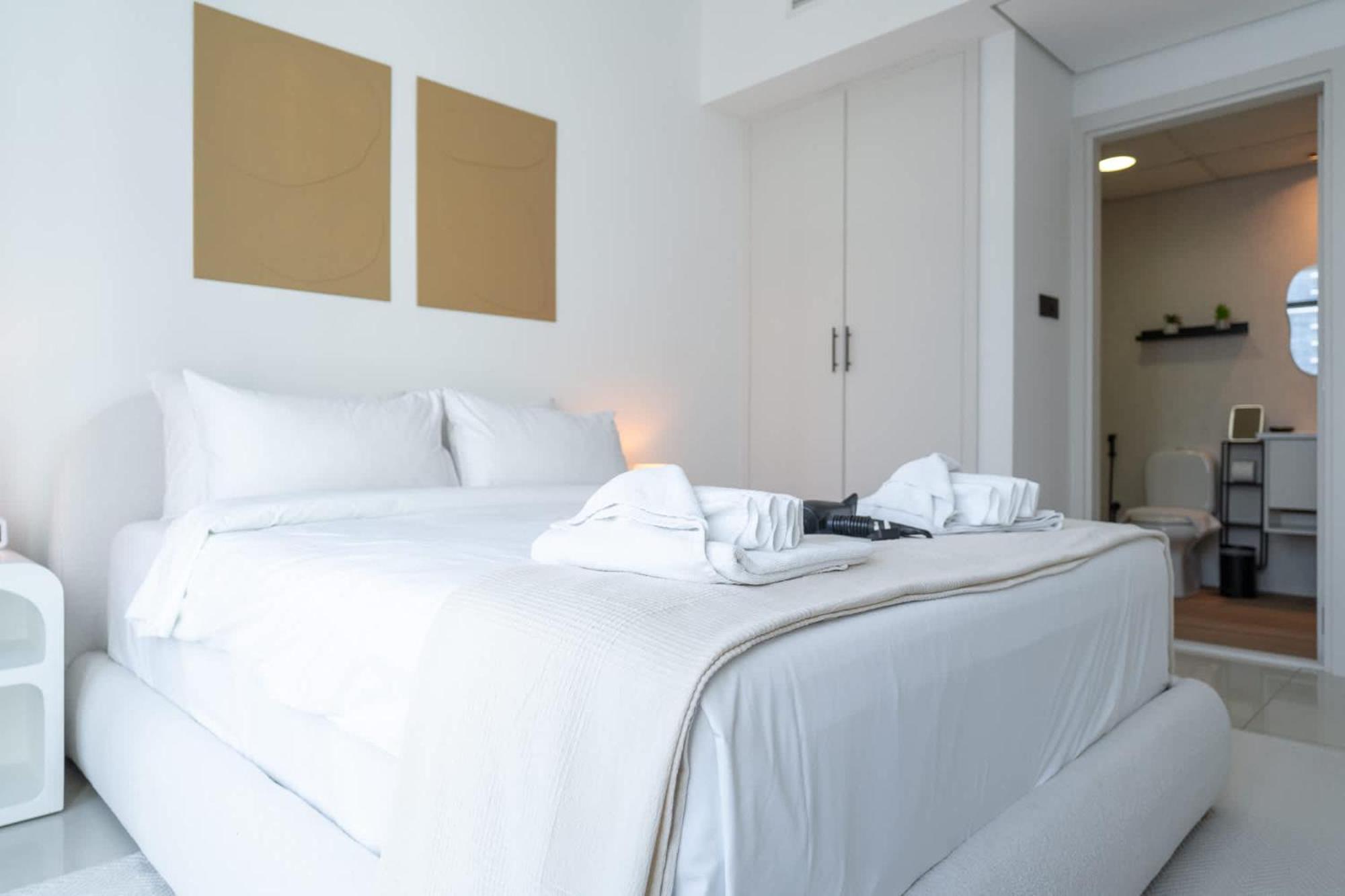 Stunning 1-bedroom Perfect For 4 In Lakeside Apartment Dubai
